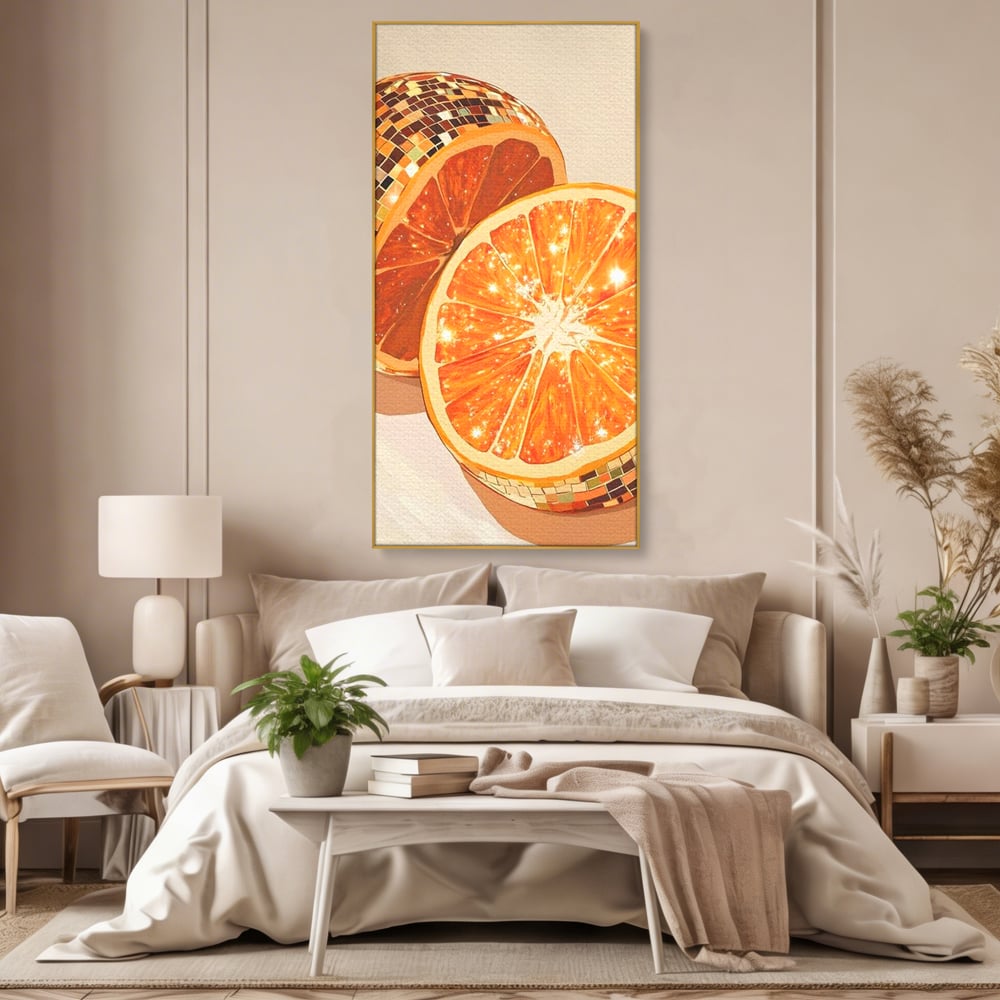 Tablou canvas cu ilustratie digitala cu felii de portocala si globuri disco, in rama de aluminiu auriu, pe perete intr-un dormitor